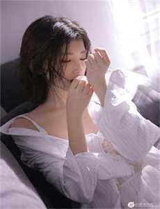 《龙骨戒指-父亲把四个女儿日出水》