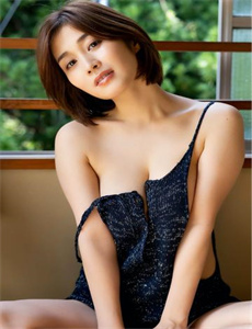 《美女踩踏-乳此胸涌》