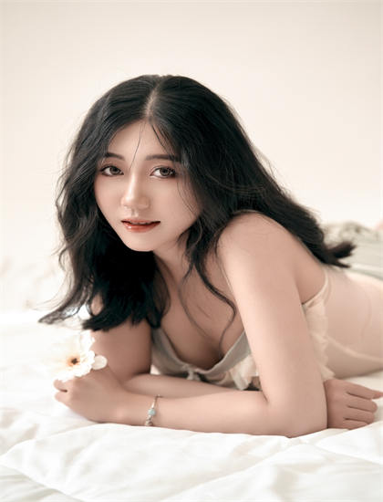 《戴勋章的走私犯》服装道具解析：时代还原与细节设计评价